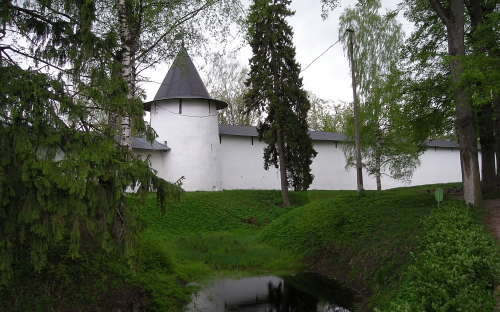 Псково-Печерский монастырь. Древняя хорошо укрепленная крепость
