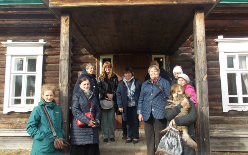 Наша группа у школы в имении Львовка