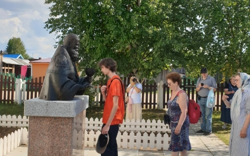 Памятник прав. Иоанну Кронштадтскому перед музеем