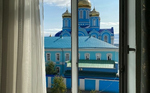 Вид на монастырь из окна гостиницы